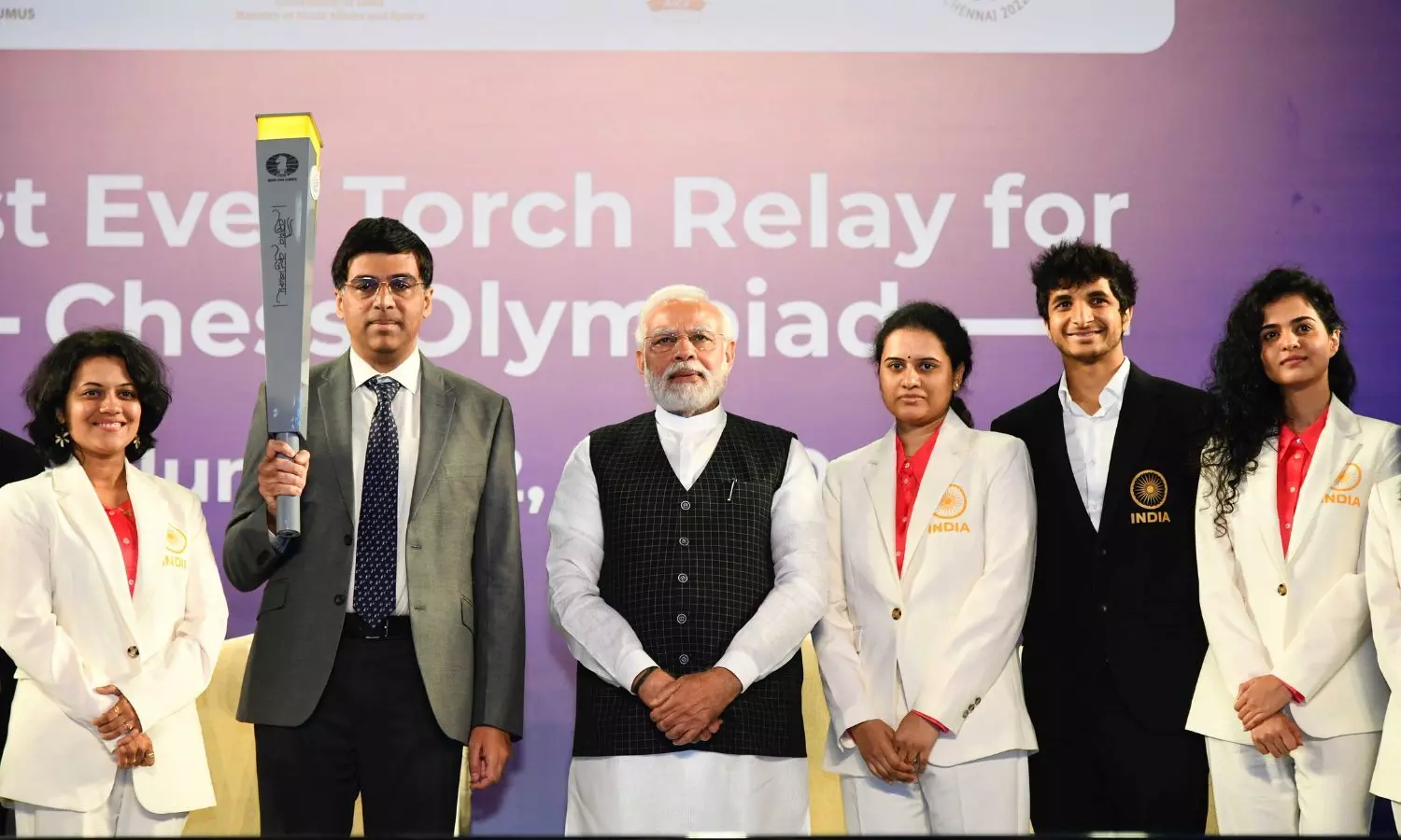 /2022/07/30811-modi-viswanathan-anand-chess-olympiad-torch-relay.webp